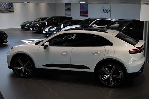 Porsche Macan 4 9 of 17