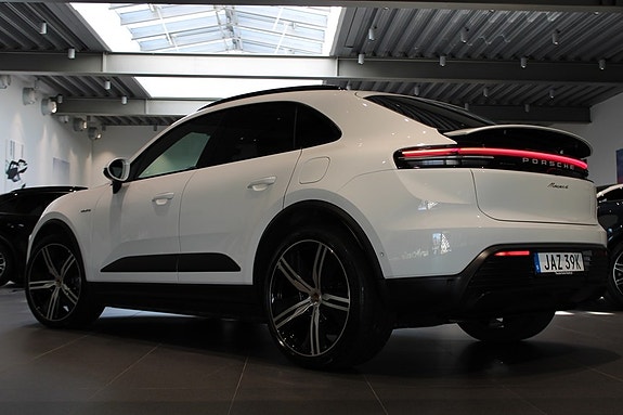 Porsche Macan 4 2 of 17