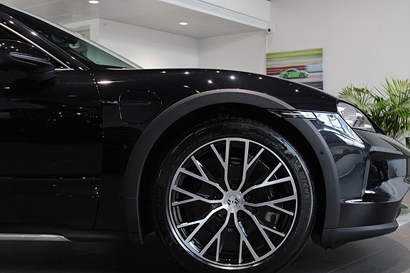 Porsche Taycan Cross Turismo 8 of 19