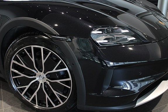 Porsche Taycan Cross Turismo 7 of 19