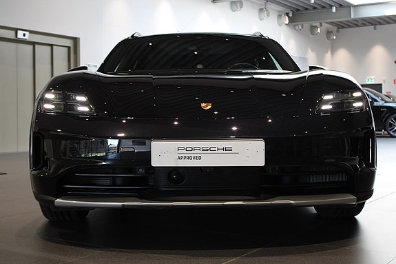 Porsche Taycan Cross Turismo 9 of 19