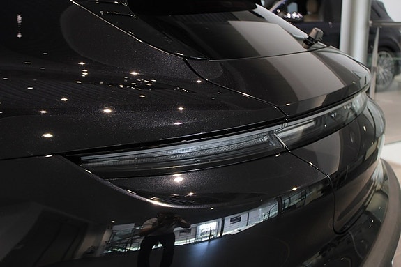 Porsche Taycan Cross Turismo 11 of 19