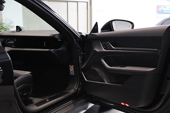 Porsche Taycan Cross Turismo 17 of 19