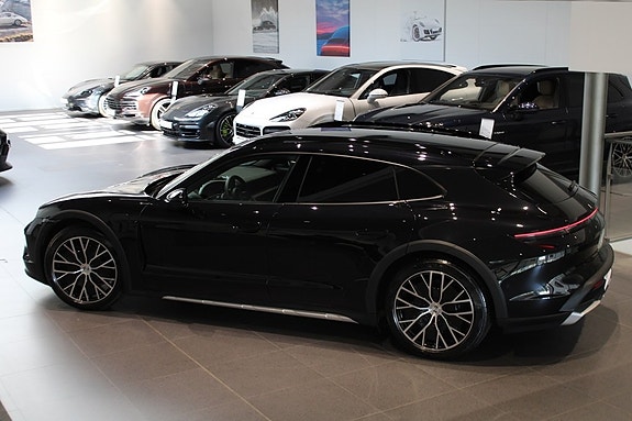 Porsche Taycan Cross Turismo 6 of 19