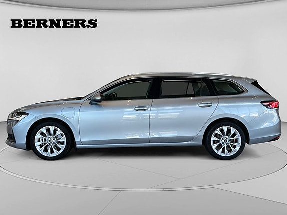 Skoda Superb 2 of 22