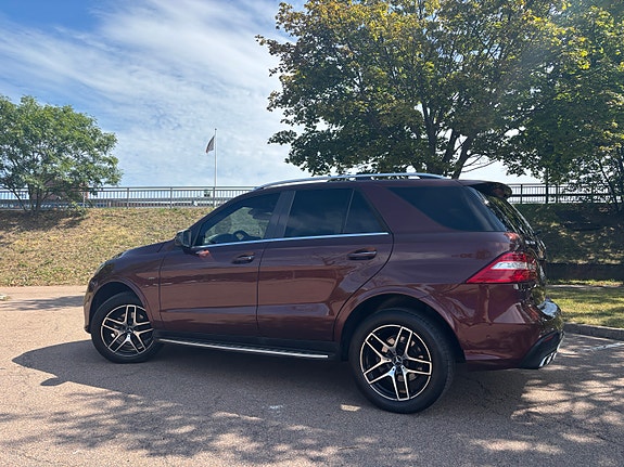 Mercedes-Benz ML350 4 of 5