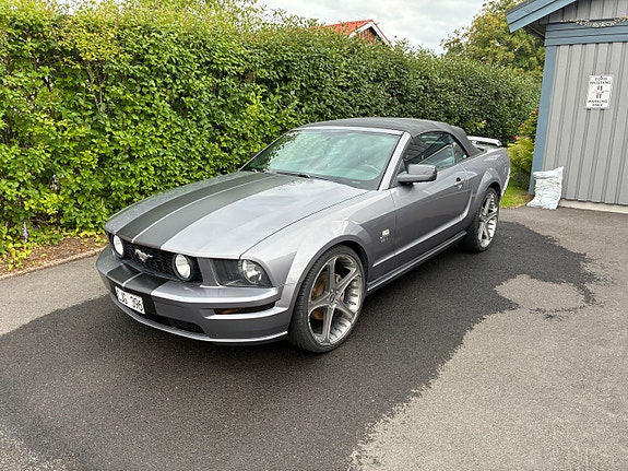 Ford Mustang 2 of 5