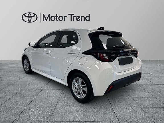 Toyota Yaris 2 of 15