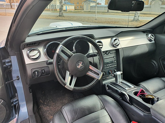 Ford Mustang 3 of 7