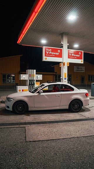 BMW 123d 2 of 5