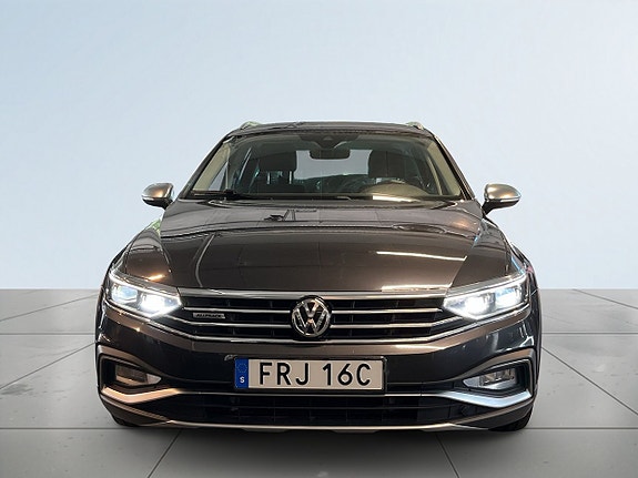 Volkswagen Passat Alltrack 2 of 18