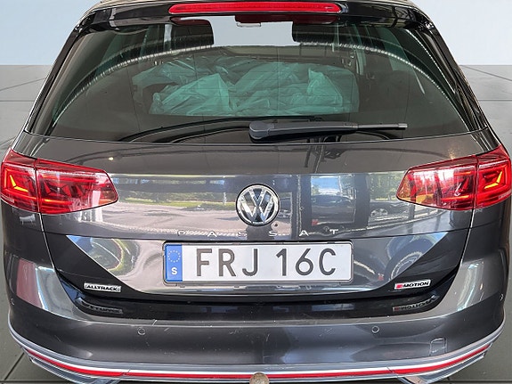 Volkswagen Passat Alltrack 12 of 18