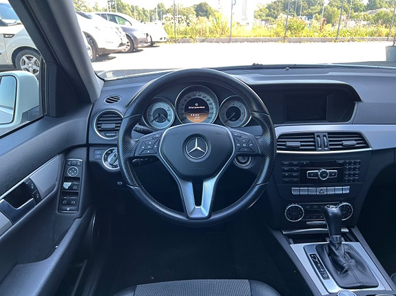 Mercedes-Benz C220 10 of 26