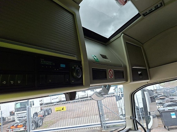 Volvo Vehicle Rigid 6x2-2 box full side opening 17 of 18