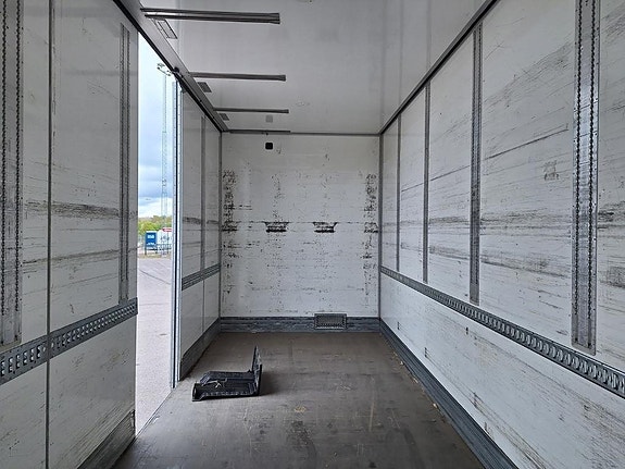 Volvo Vehicle Rigid 6x2-2 box full side opening 12 of 18