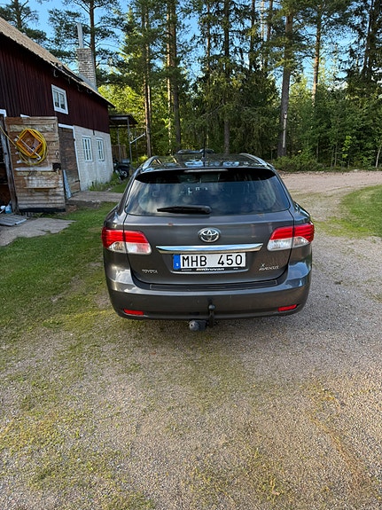 Toyota Avensis 3 of 8