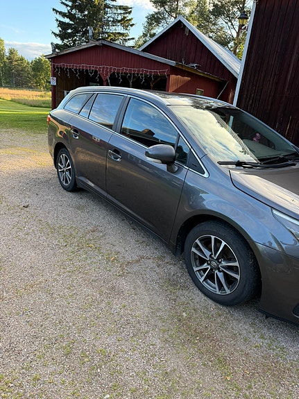 Toyota Avensis 2 of 8