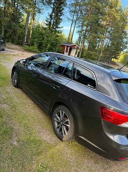 Toyota Avensis 4 of 8
