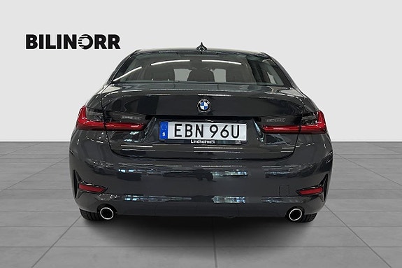 BMW 318d 4 of 11