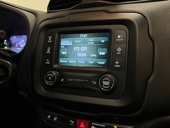 Jeep Renegade 24 of 30