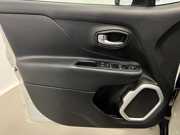 Jeep Renegade 16 of 30