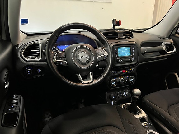 Jeep Renegade 20 of 30