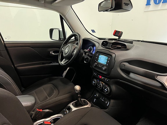 Jeep Renegade 22 of 30