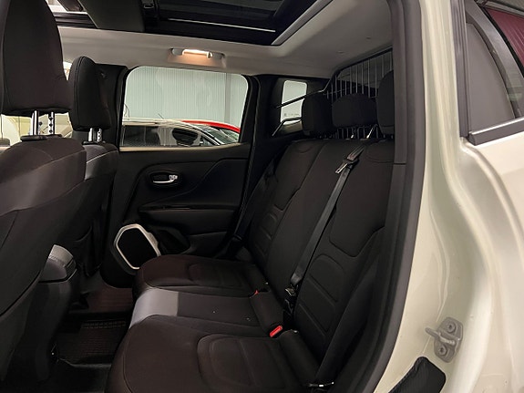 Jeep Renegade 15 of 30