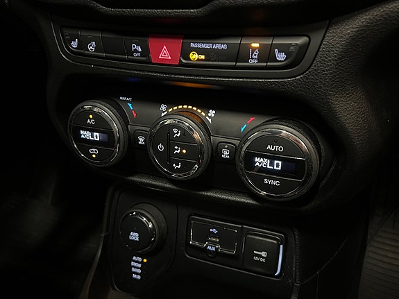 Jeep Renegade 23 of 30