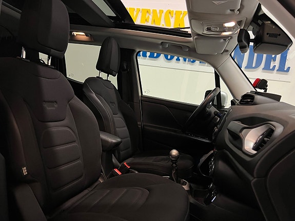 Jeep Renegade 21 of 30