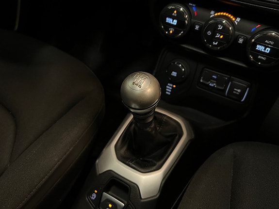 Jeep Renegade 25 of 30