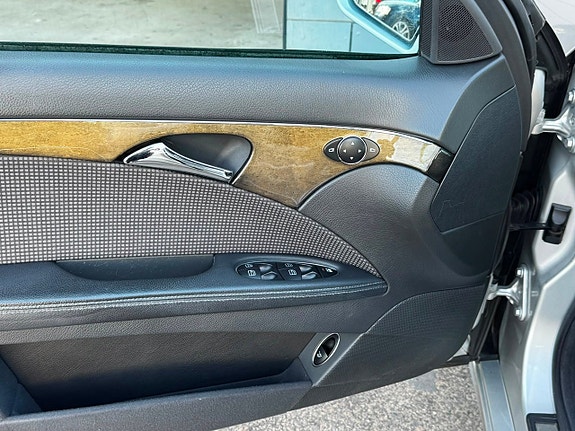 Mercedes-Benz E200 9 of 14