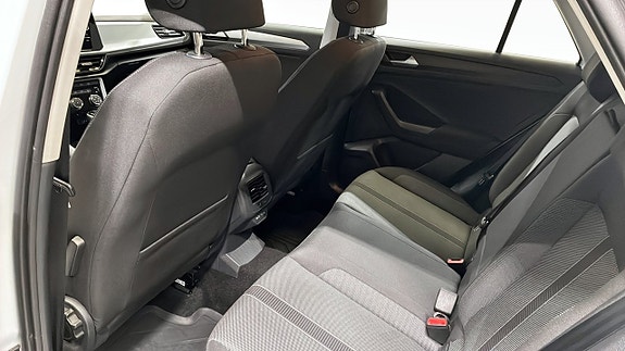 Volkswagen T-Roc 2 of 8