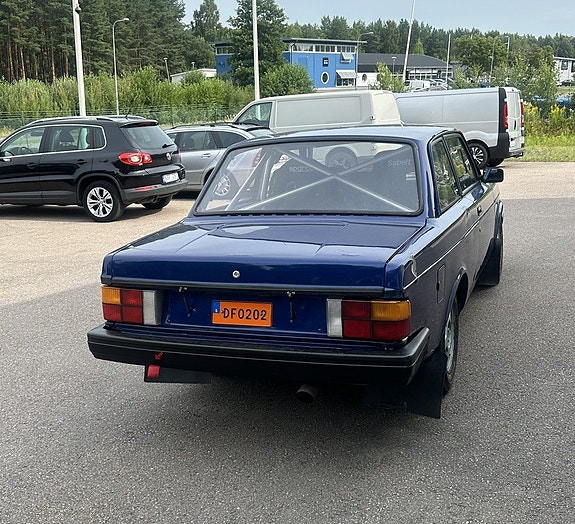 Volvo 242 4 of 8