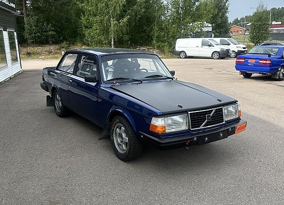 Volvo 242 2 of 8