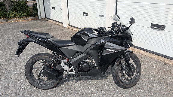 Honda CBR125R 3 of 6