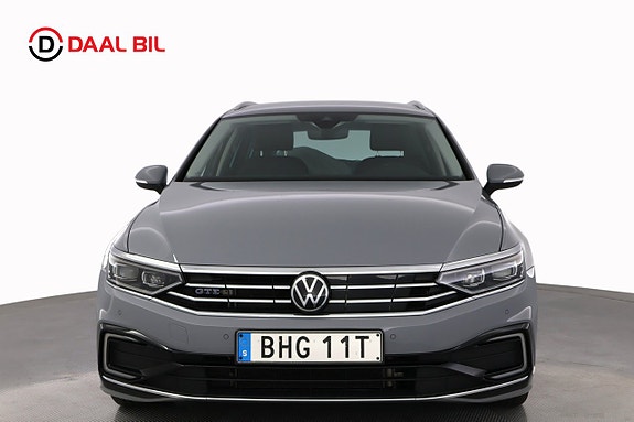Volkswagen Passat 2 of 28