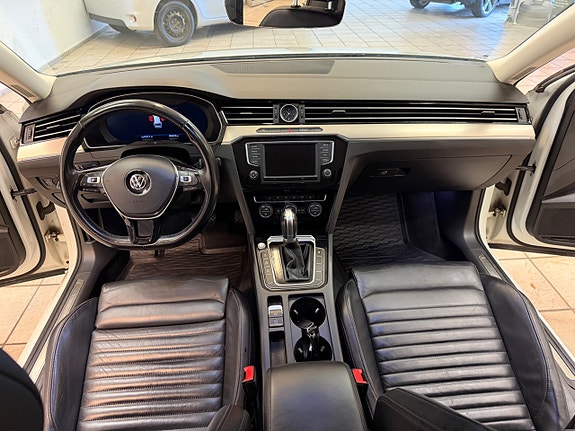 Volkswagen Passat 10 of 14