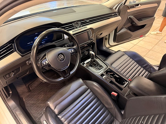 Volkswagen Passat 8 of 14