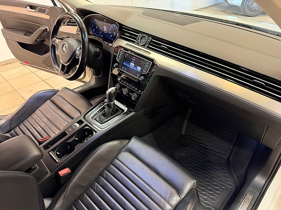Volkswagen Passat 11 of 14