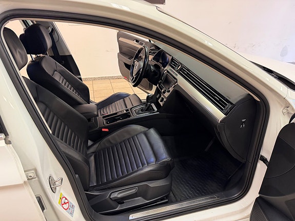 Volkswagen Passat 12 of 14