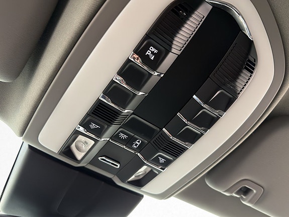 Porsche Panamera 4S 18 of 30