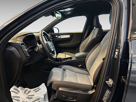 Volvo XC40 8 of 11