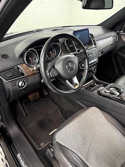 Mercedes-Benz GLE500 e 4 of 8
