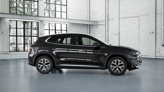 Mercedes-Benz GLA250 2 of 5
