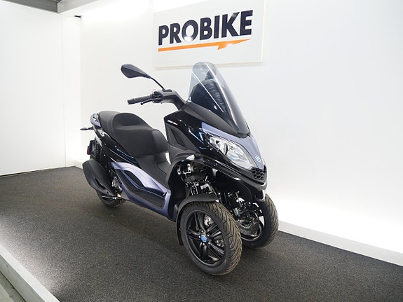 Piaggio MP3 300 2 of 5