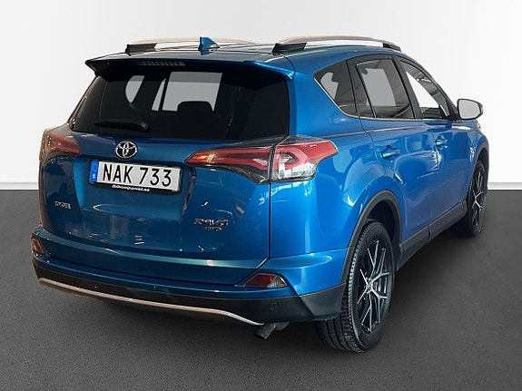 Toyota RAV4 4 of 10