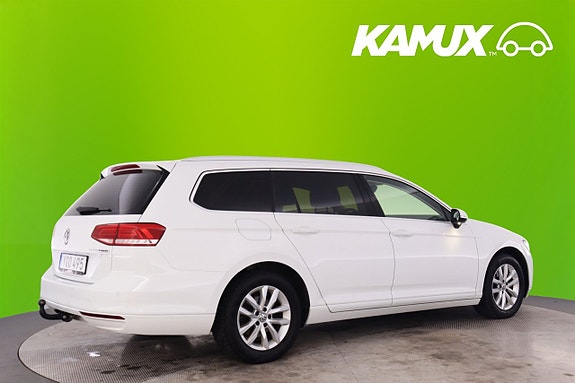 Volkswagen Passat 2 of 17