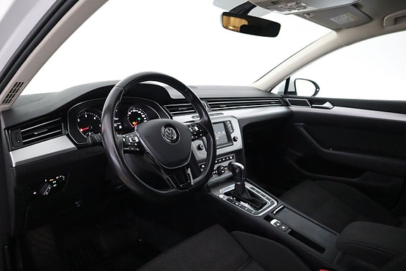 Volkswagen Passat 9 of 17