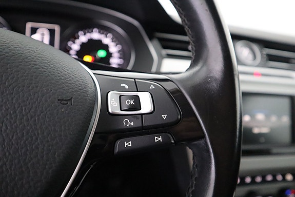 Volkswagen Passat 13 of 17